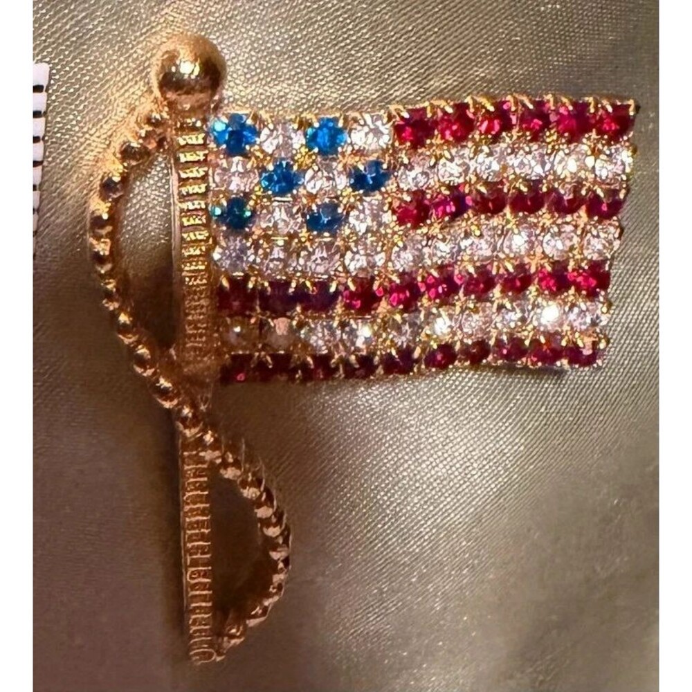 V Rafaella Rhinestone American Flag Brooch Gold-Tone Patriotic USA Signed 1.75”
